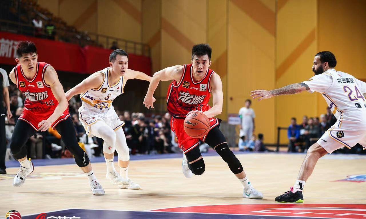 九游娱乐APP-包含加时末段CBA常规赛传出新动向，洛杉矶快船战术微调，管理层表态——信心回归，团队化学反应显著的词条